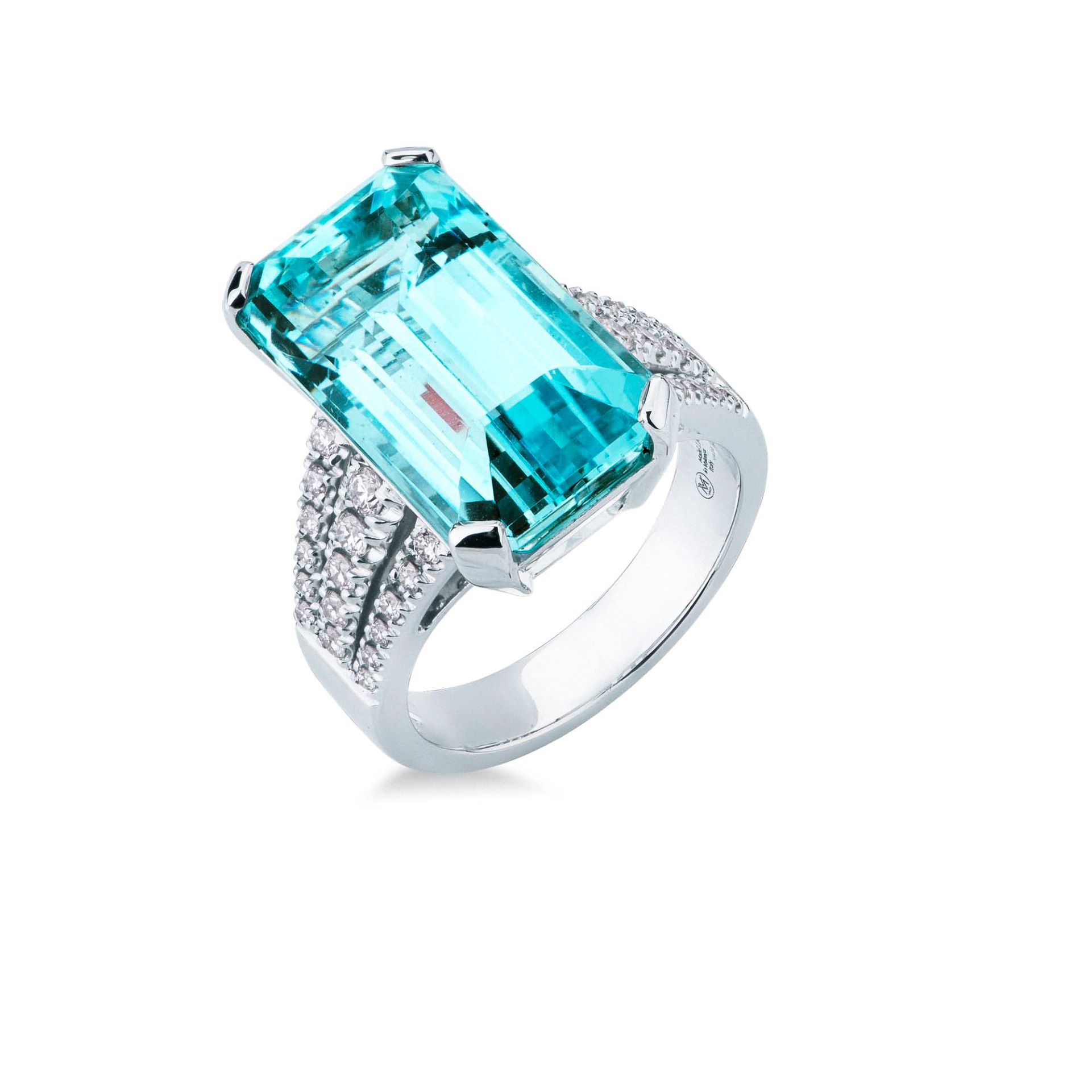 Anillo con aguamarina y diamante en oro blanco