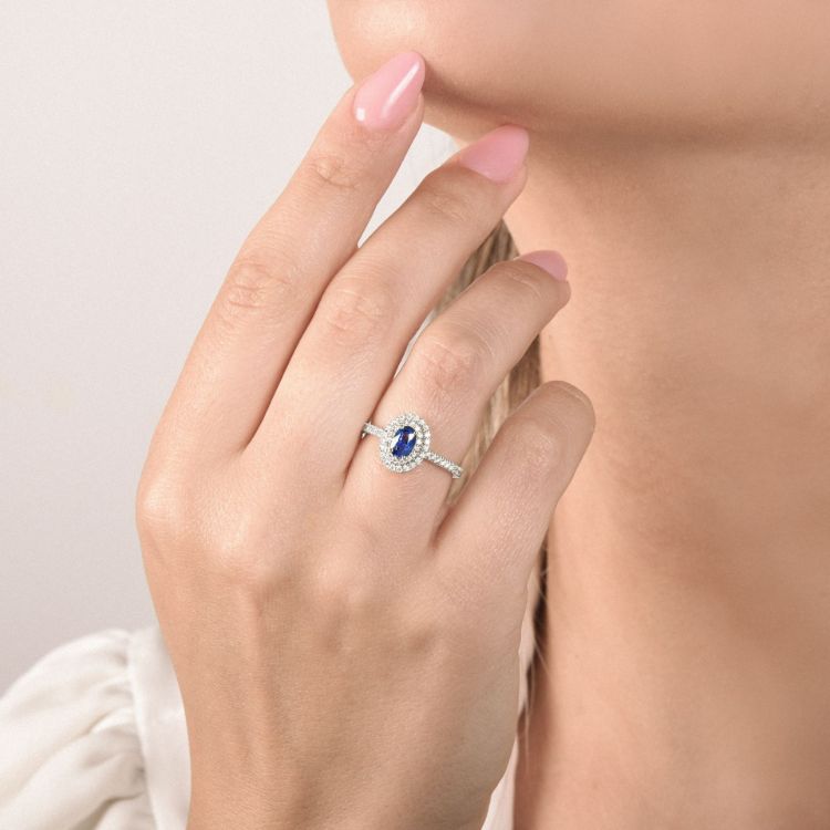 Anello con Zaffiro Ovale e Diamanti in Oro Bianco