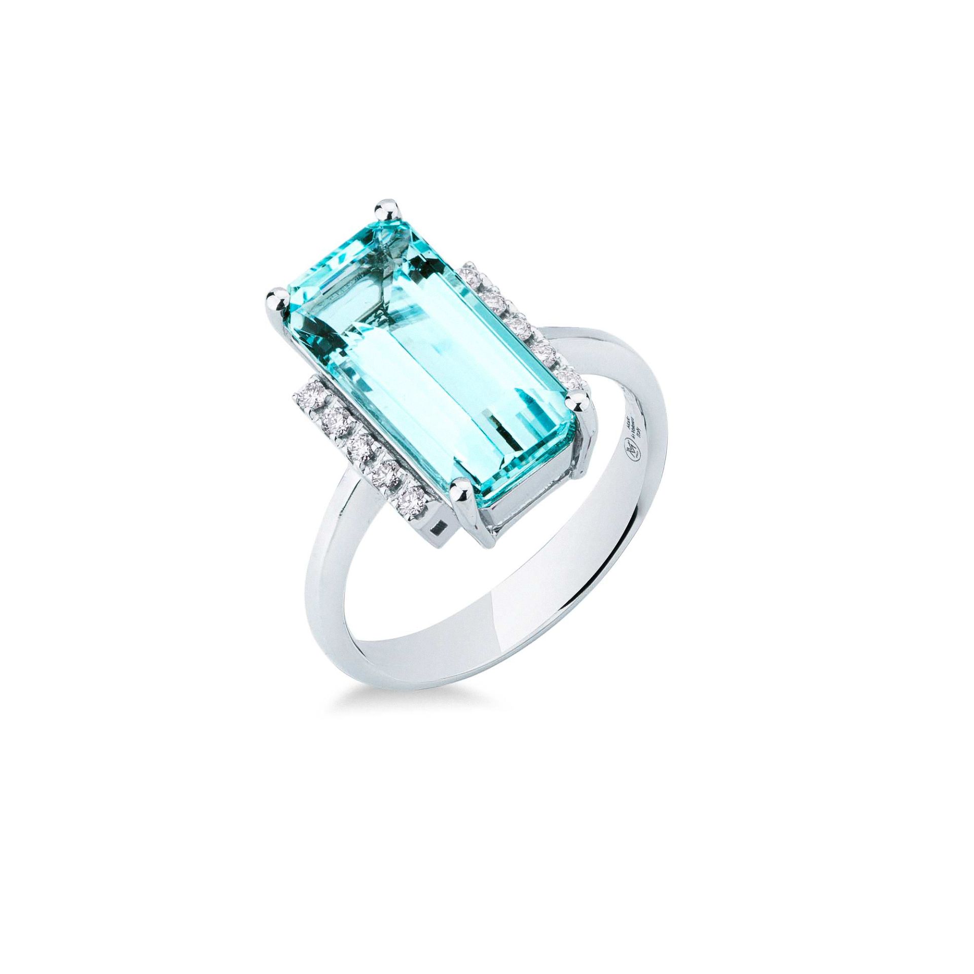 Anillo con aguamarina y diamante en oro blanco
